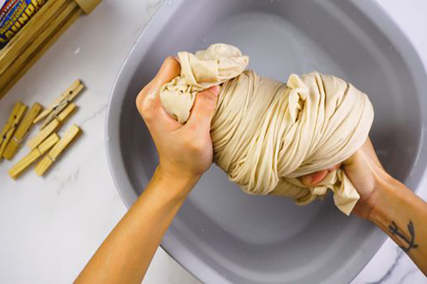 شستشوی روتختی و ملحفه با دست